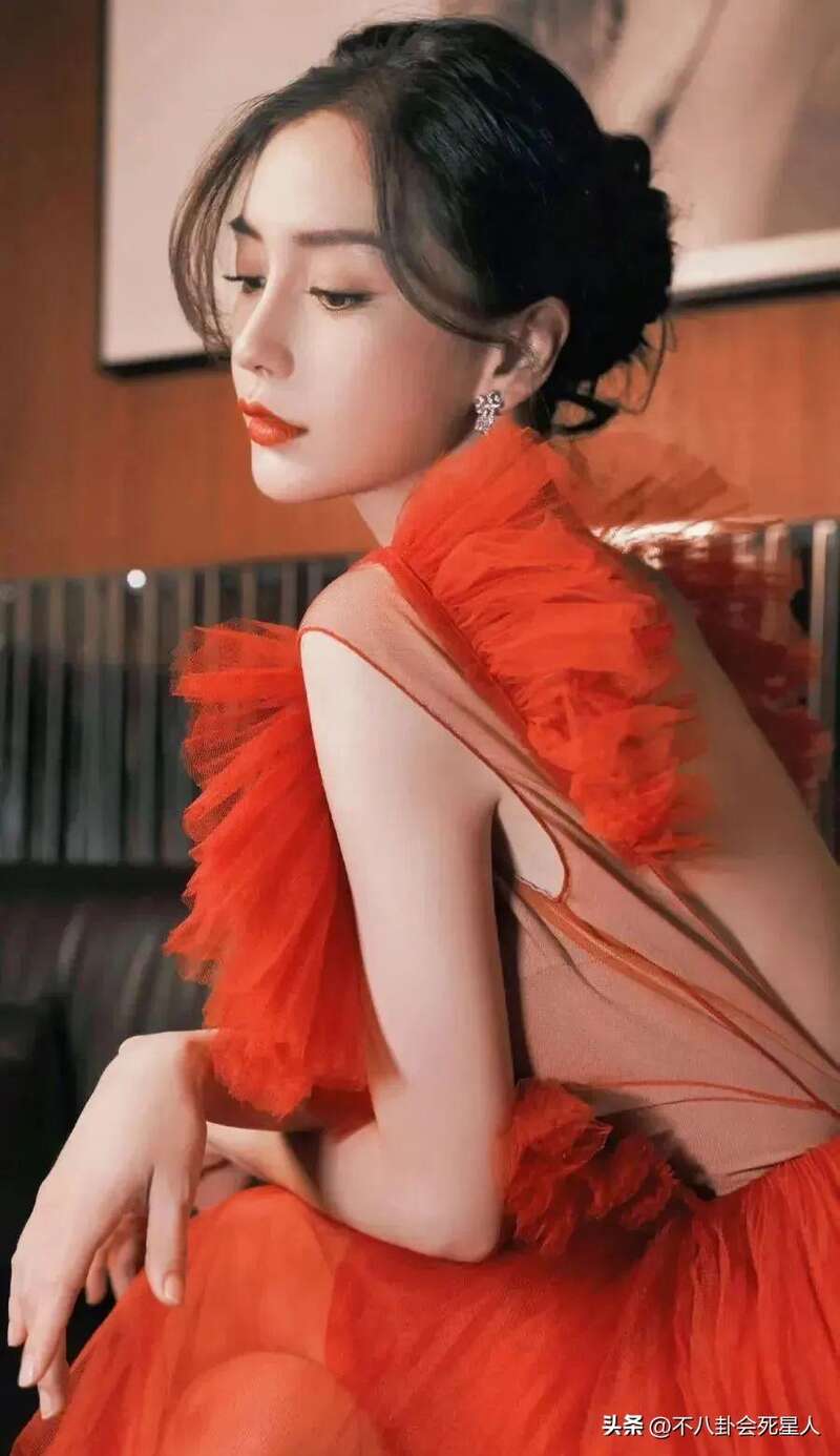 镜头前美艳真人干瘪排骨胸 11位女星反差太大 图