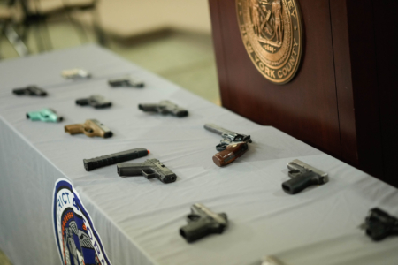 警方查获帮派成员所拥有的枪支。