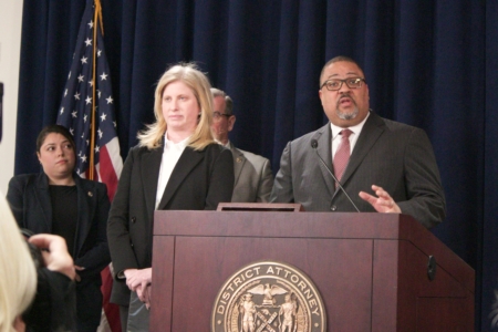 2025年4月8日,曼哈顿地区检察官白艾荣与纽约市警局局长蒂施联合召开记者会。