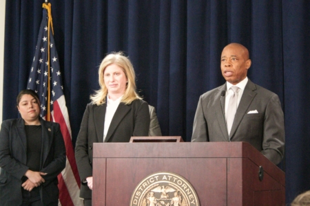 2025年4月8日,纽约市长亚当斯和纽约市警局局长蒂施联合召开记者会。