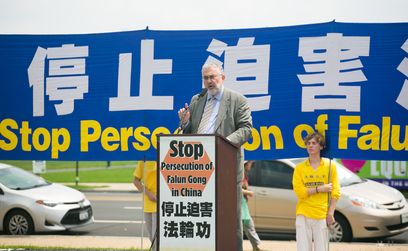 年来对法轮功团体的残酷迫害,呼吁“解体中共、停止迫害法轮功”。美国国会及行政当局中国委员会(CECC)幕僚长、律师陶智(Piero Tozzi)在集会上发言。(李莎/大纪元)
