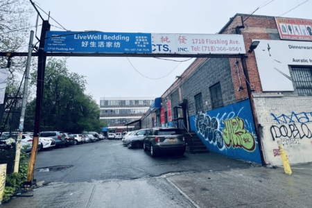2025年5月5日,纽约布鲁克林(布碌崙)小义乌批发市场入口。
