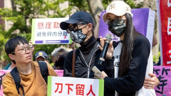 鼓吹武统的中配“亚亚”刘振亚(右)曾在民间团体声援下，赴内政部举行记者会。图中为刘振亚丈夫。（图片来源：中央社）