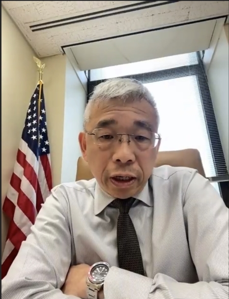 郑永佳于5月14日晚举行的CEC20学区教育委员会会议上线上致词,说明P.S. 176存在的石棉污染疑虑。