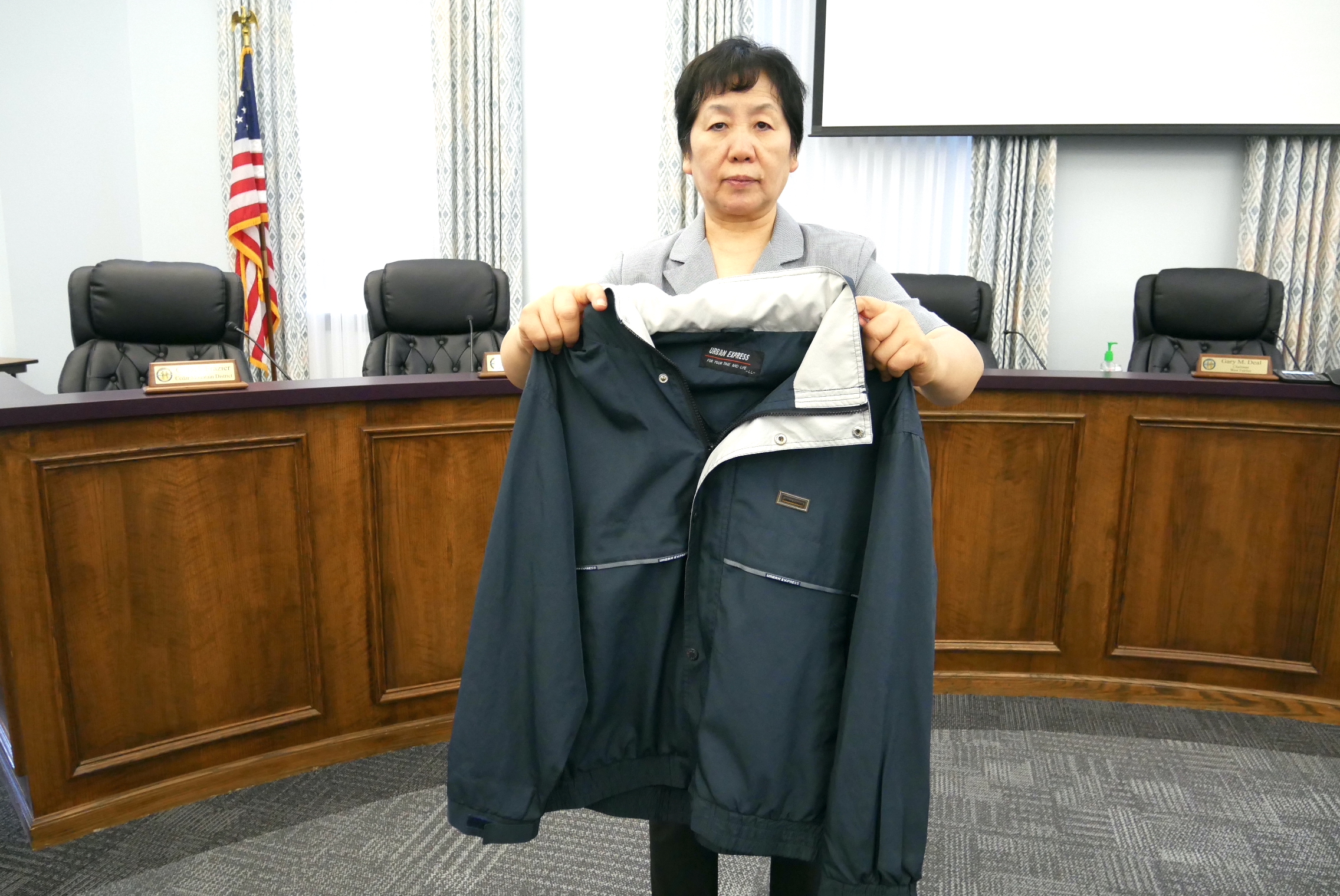 2021年5月4日,王春彦在弗吉尼亚州库尔佩珀县(Culpeper County)委员会上展示她所参与制造的奴工产品。(李辰/大纪元)