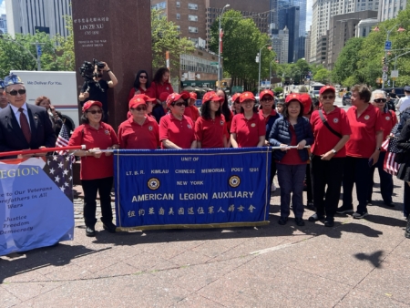 5月26日,纽约华裔美国退伍军人妇女会参加纪念活动。