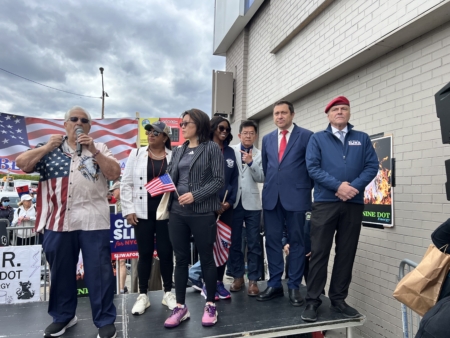 左起:Ron Canterino、46选区市议员民主党参选人丁波儿(Dimple Willabus)、共和党参选人Athena Clarke,第48选区共和党参选人李凯健(Ari Kagan),斯利瓦(Curtis Sliwa)。