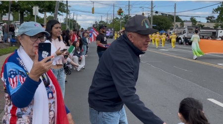 看到法轮功腰鼓队、莲花队的表演,民众纷纷拍照、录像。