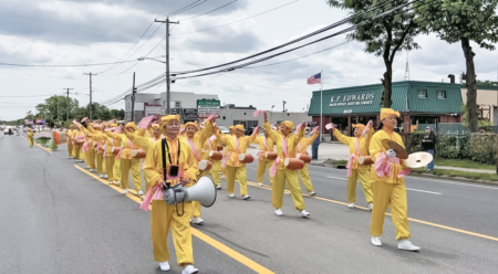 法轮功腰鼓队参加第59届长岛“波多黎各-西班牙裔日游行”,英姿飒爽,鼓乐振奋人心。