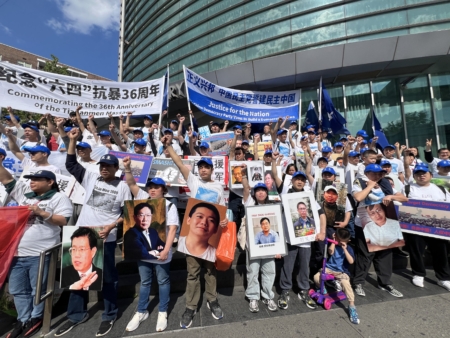 展示多位中共异议人士的照片,对他们声援。