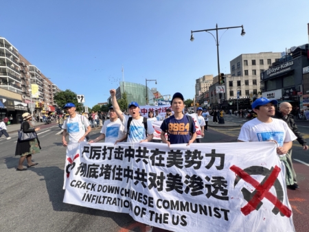 众人振臂高呼:打倒中国共产党!暴政必亡!