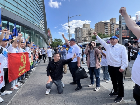 中国民主党全委会主席王军涛带领大家高喊口号。