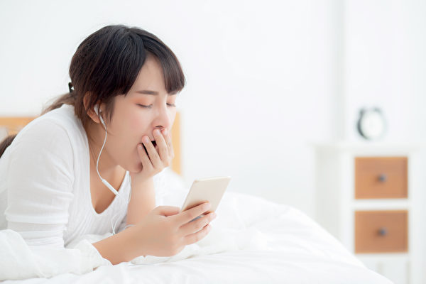 新研究指出,年轻人连续熬夜10天,睡饱一周也无法完全恢复脑部功能。(Shutterstock)