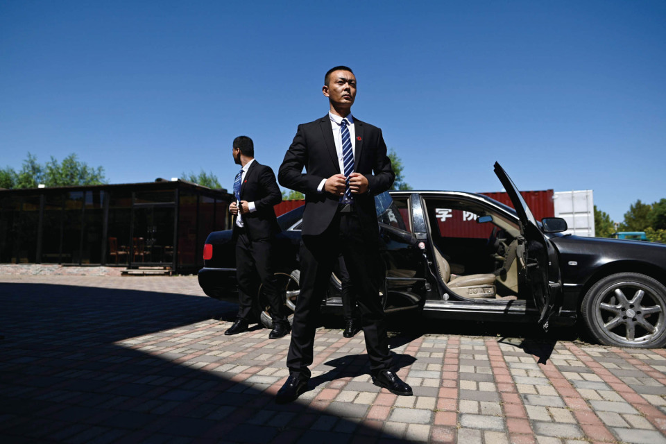 被家暴的中国女人,找“白社会大哥”做保镖