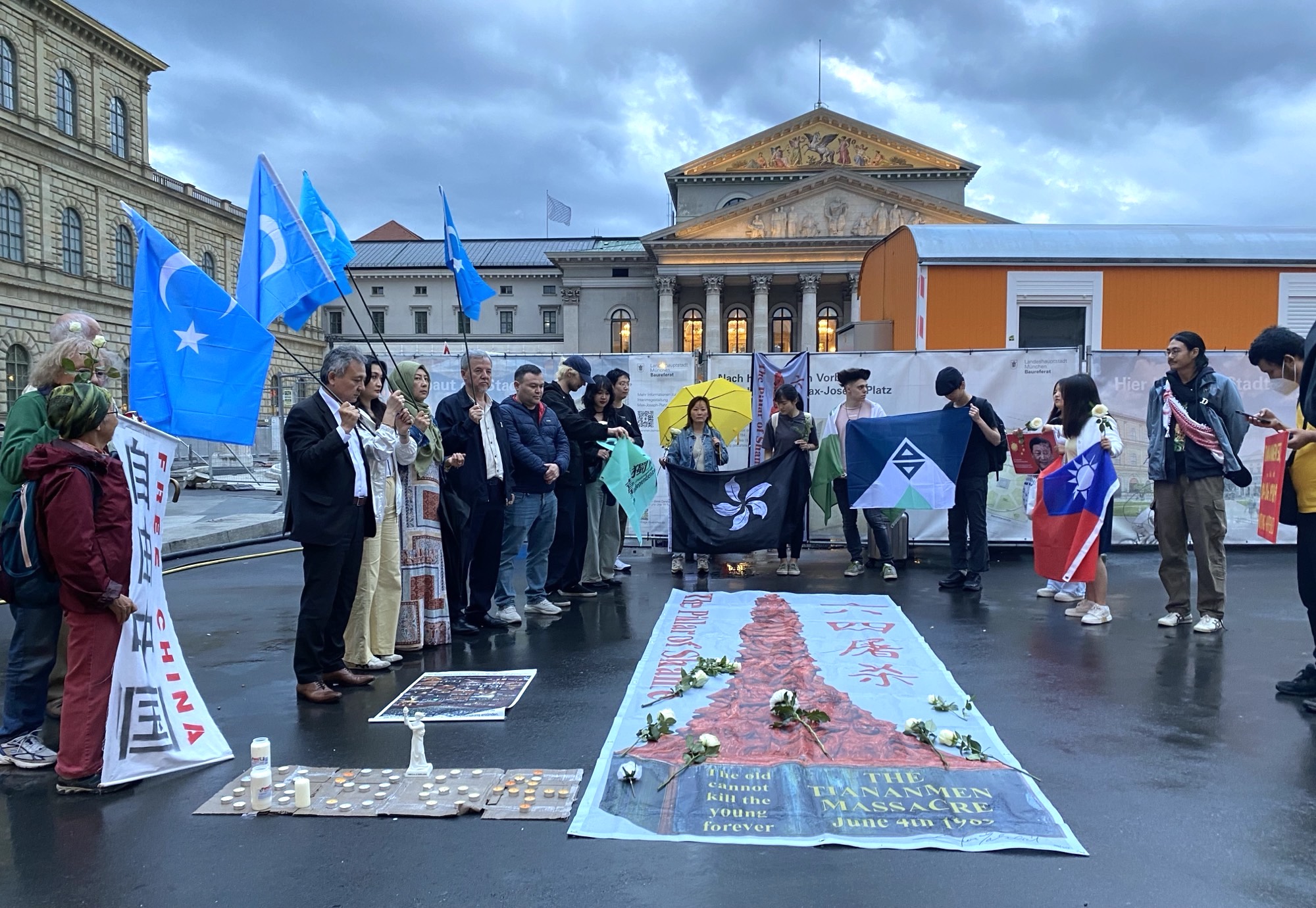 2025年6月4日,各界民众在德国慕尼黑马克西-约瑟夫广场(Max-Joseph-Platz)举办六四烛光悼念活动。(黄芩/大纪元)