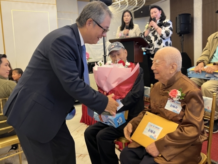 华商会理事长王耀明向现场最年长的“幸福爸爸”、96岁的金城市献花。