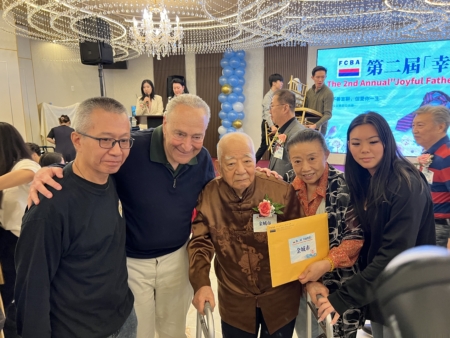 联邦参议院少数党领袖舒默(Chuck Schumer)祝96岁的“幸福爸爸”金城市“父亲节快乐”。