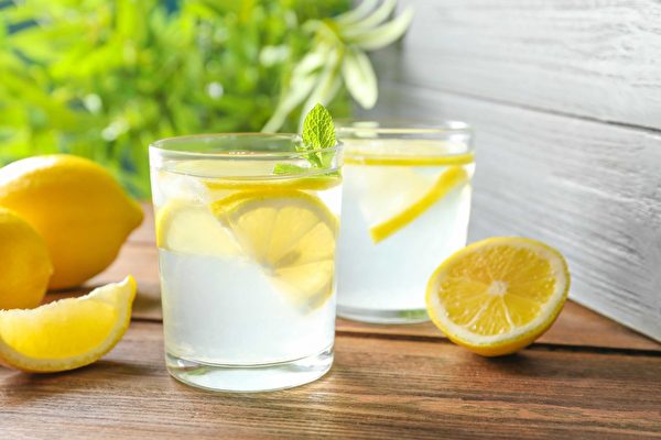每天早上沏一壶柠檬水,开始新的一天。(Shutterstock)