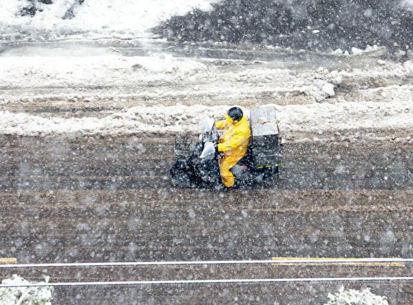 2024年2月4日,湖北武汉大雪,外卖员艰难地在雪地里行驶。(VCG/VCG via Getty Images △)