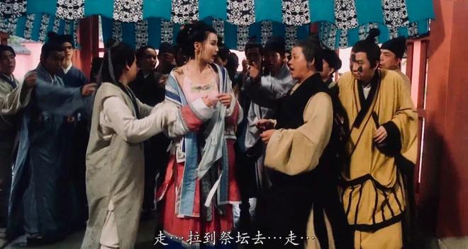 开除一个被偷拍的女大学生,才是有损国格