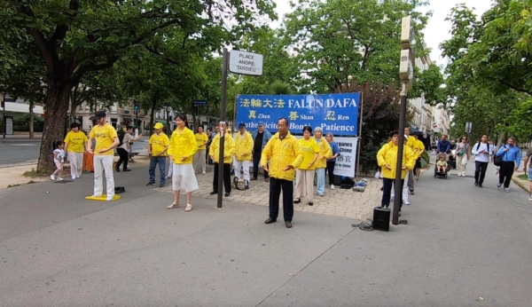 2025年7月19日午后,部分法轮功学员与支持者聚集于法国巴黎第七区安德烈‧塔尔迪厄广场(Place André Tardieu),纪念法轮功学员反迫害26周年。(大纪元)