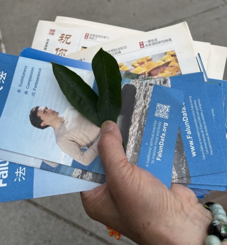 传说中三千年一现的优昙婆罗花已在世界各地盛开,预示传法圣人降临世间。