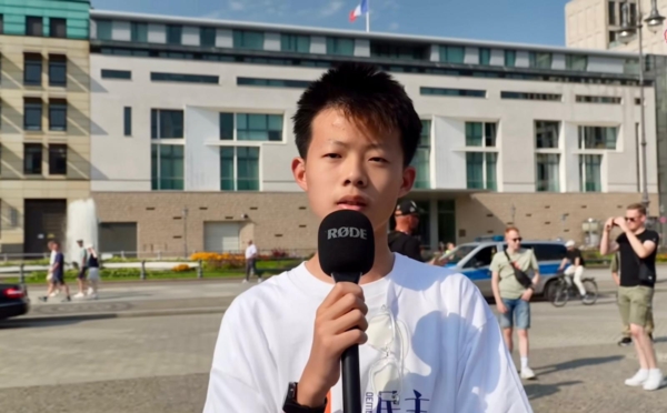 2025年8月9日,一群中国异议人士在德国柏林举办声援四川江油人民的集会。图为少年刘子润站出来发言。(王守峰提供)