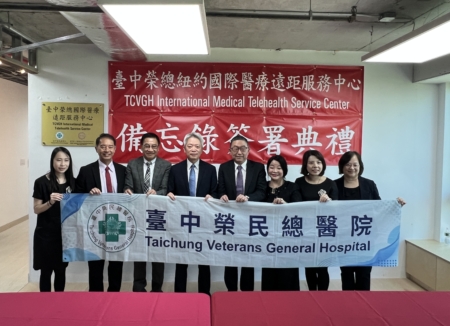 与台中荣民总医院合影。