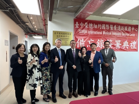 台中荣总副院长周元华、经文处处长李志强与四大台商团体负责人合影。