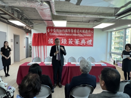 台中荣总副院长周元华在介绍。