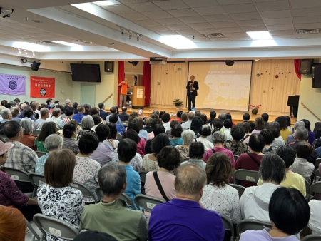 台中荣总在纽约开设远距服务中心,医疗团队在台湾会馆举办讲座介绍医学保健知识。