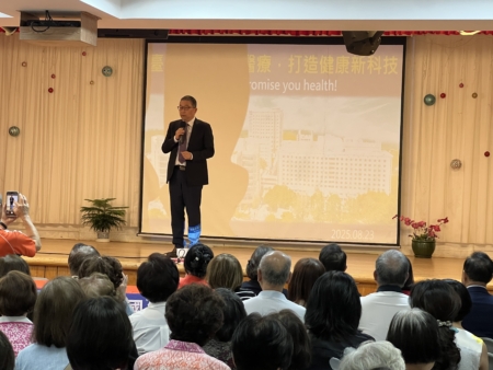 台中荣总副院长周元华在讲解。