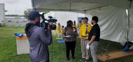 当地媒体在纽约州博览会上采访法轮功学员