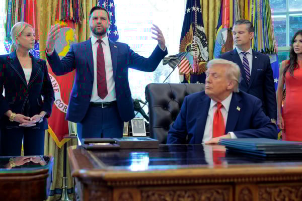 2025825գͳJD˹JD Vanceڰ׹Բΰ칫ͳɵ¡գDonald Trump˾ķϣPam BondiƤءո˹Pete HegsethԼȫ˹١ŵķKristi Noemͬϯŷʱ