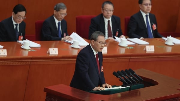 2025年3月5日，中共国务院总理李强在中国北京人民大会堂举行的全国人民代表大会开幕式上发表演说。（图片来源：Lintao Zhang/Getty Images）