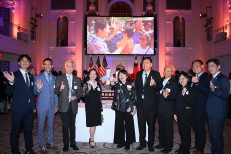 10月7日,台湾嘉义市长黄敏惠(左五)在纽约经文处举办的114年双十国庆酒会上合影。