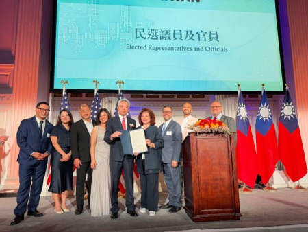 10月7日,纽约州众议员魏普林社区事务主任周燕霞向纽约经文处处长李志强颁发褒奖状。
