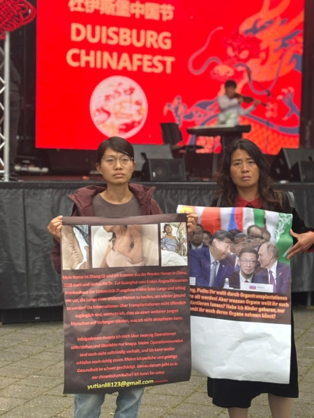 2025年9月21日,德国杜伊斯堡举办的“中国文化节”遭到中国异议人士抗议。图为张琦和母亲到场抗议。(王守峰提供)
