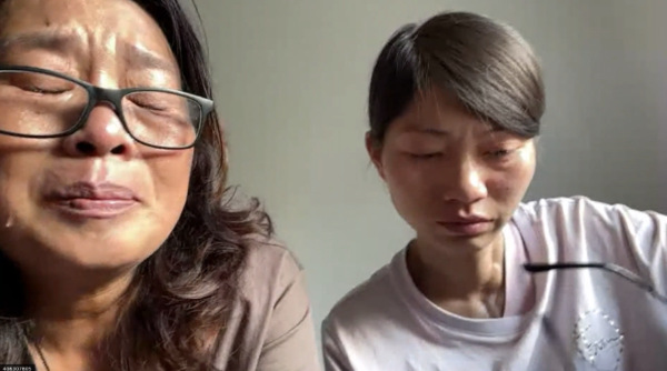 杜廷香回想起女儿的遭遇,她不得不每天照顾女儿,忍不住痛苦哭泣。(视频采访截图)