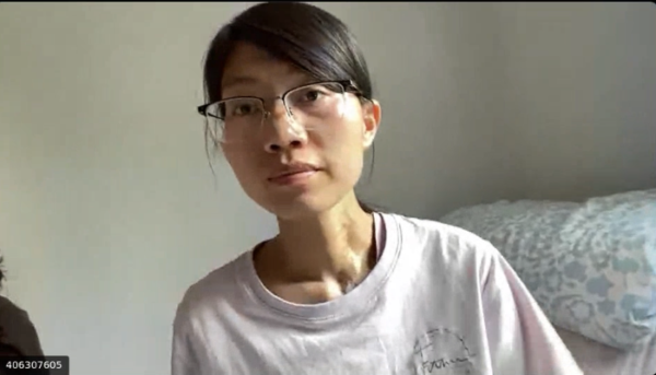 张琦背后的一堆被子,就是她和母亲用来靠着休息的。她不能躺着睡觉。(视频采访截图)