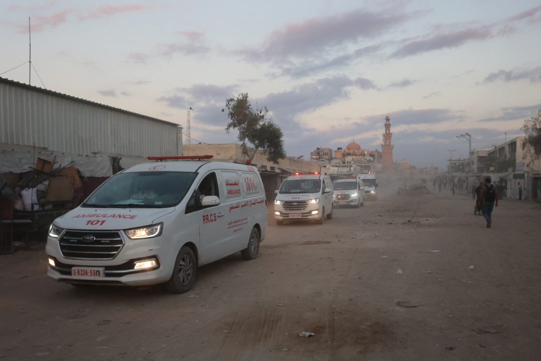 2025年10月13日,巴勒斯坦红新月会(Palestinian Red Crescent)的救护车从加沙南部的汗尤尼斯驶向加沙东部,准备迎接即将被释放的以色列人质。以色列军方表示,红十字会车队正前往接回首批将由哈马斯释放的人质。 (OMAR AL-QATTAA/AFP via Getty Images)