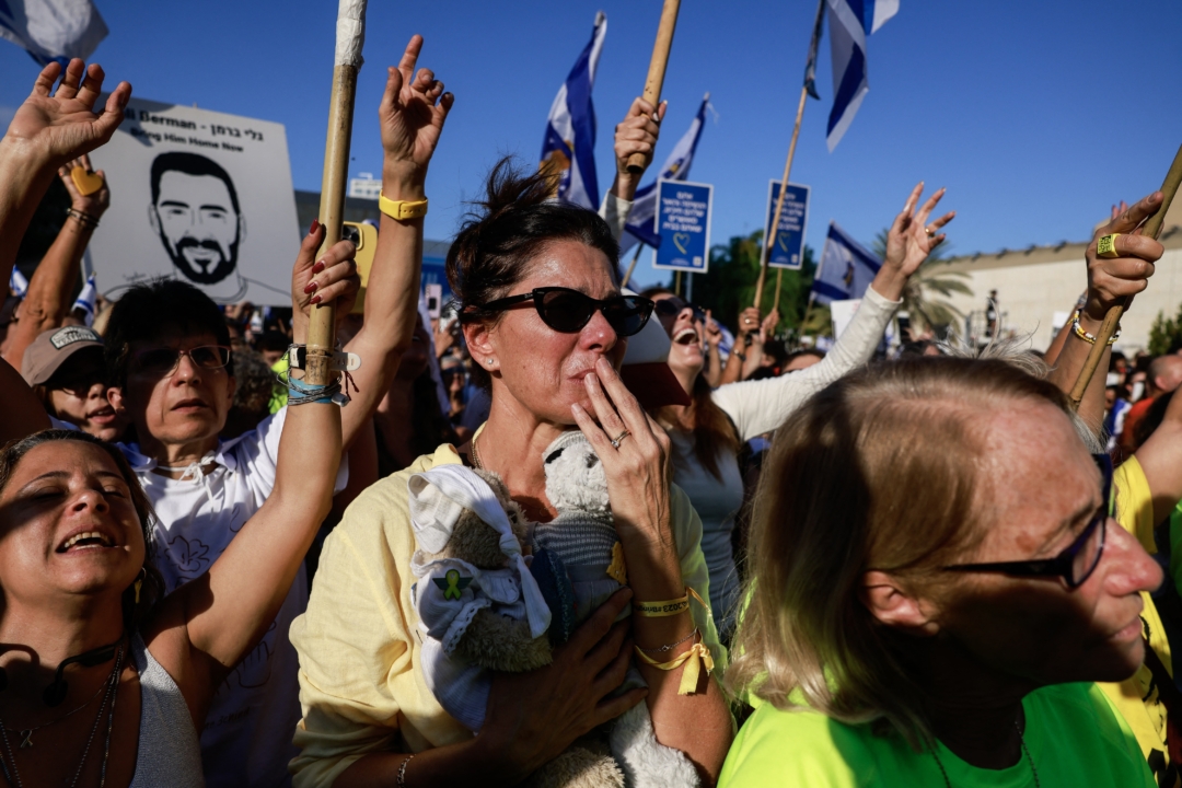 20251013գάʹ㳡ϵڵ֪˹ѽƽʮֻ󣬷׷׸һŮֳᡣ (MENAHEM KAHANA/AFP via Getty Images)