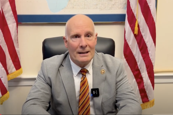 2025年10月16日,美国国际宗教自由委员会(USCIRF)举行线上听证会,主题为“中共国家控制宗教”。图为共和党籍联邦众议员约翰·穆勒纳尔(John Moolenaar)在视频发言中。( USCIRF视频截图)