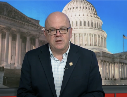 2025年10月16日,美国国际宗教自由委员会(USCIRF)举行线上听证会,主题为“中共国家控制宗教”。图为共和党籍联邦众议员吉姆·麦戈文(James McGovern)在视频发言中。(USCIRF视频截图)