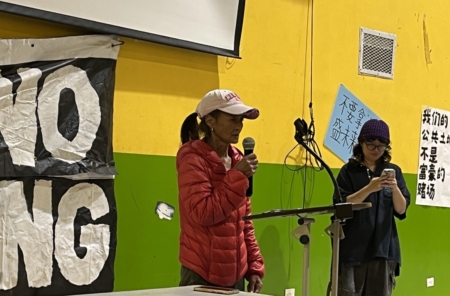 法拉盛居民、护理员邱宝金指责部分政商勾结、出卖社区利益,呼吁大家坚持发声,守护居民的生计与尊严。