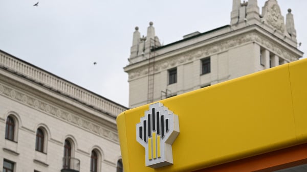 2025年10月23日,莫斯科一家俄罗斯石油公司(Rosneft)加油站的广告看板。