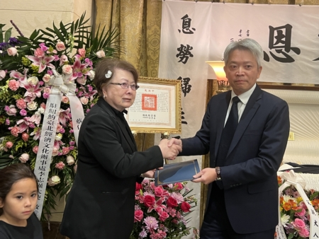 驻台北经济文化办事处处长李志强向蔡仁泰夫人致赠侨务委员会委员长徐佳青的慰问信。