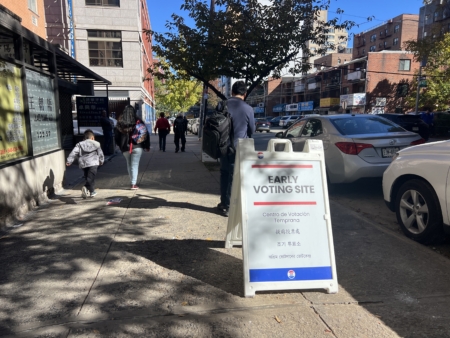 图为法拉盛的提前投票站——纽约童子军俱乐部前的提前投票站标志。