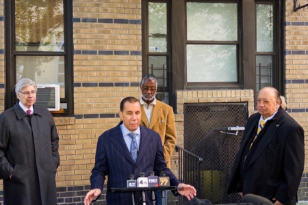 前州长派特森(David Paterson)出席记者会。