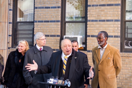 2025年10月27日,超市大亨卡西米蒂迪斯与前刑事法官理查德·温伯格(Richard Weinberg)及前惩教工会主席西布鲁克(Norman Seabrook)召开记者会,支持库默选市长。